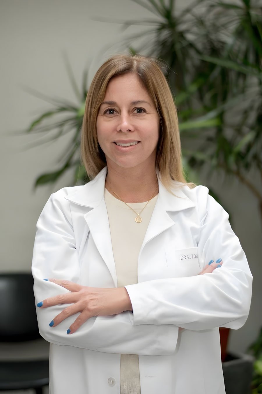 Dra. Mitzy Torres realizando un examen oftalmológico con lámpara de hendidura